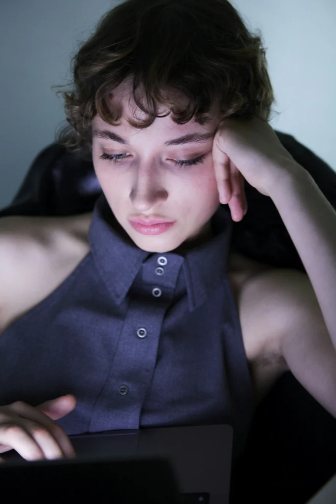 Single Woman feeling Dating Burnout. She is deleting Dating apps